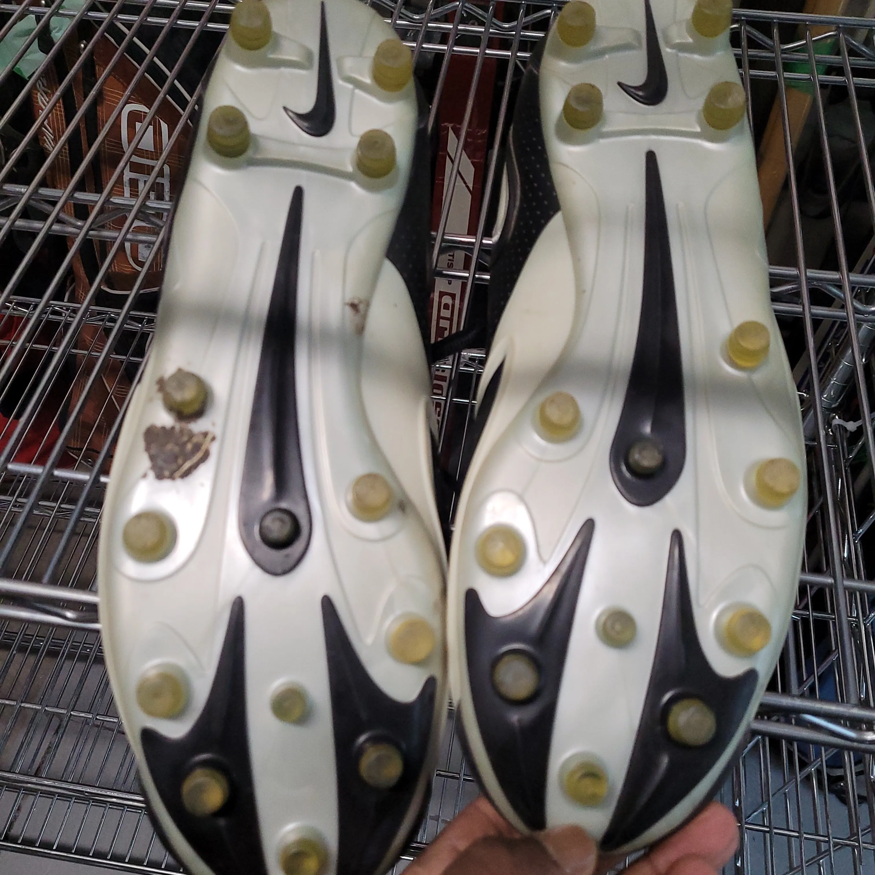 Nike Soccer Cleats - Men's 14 - Pre-owned (Z10588-B21)