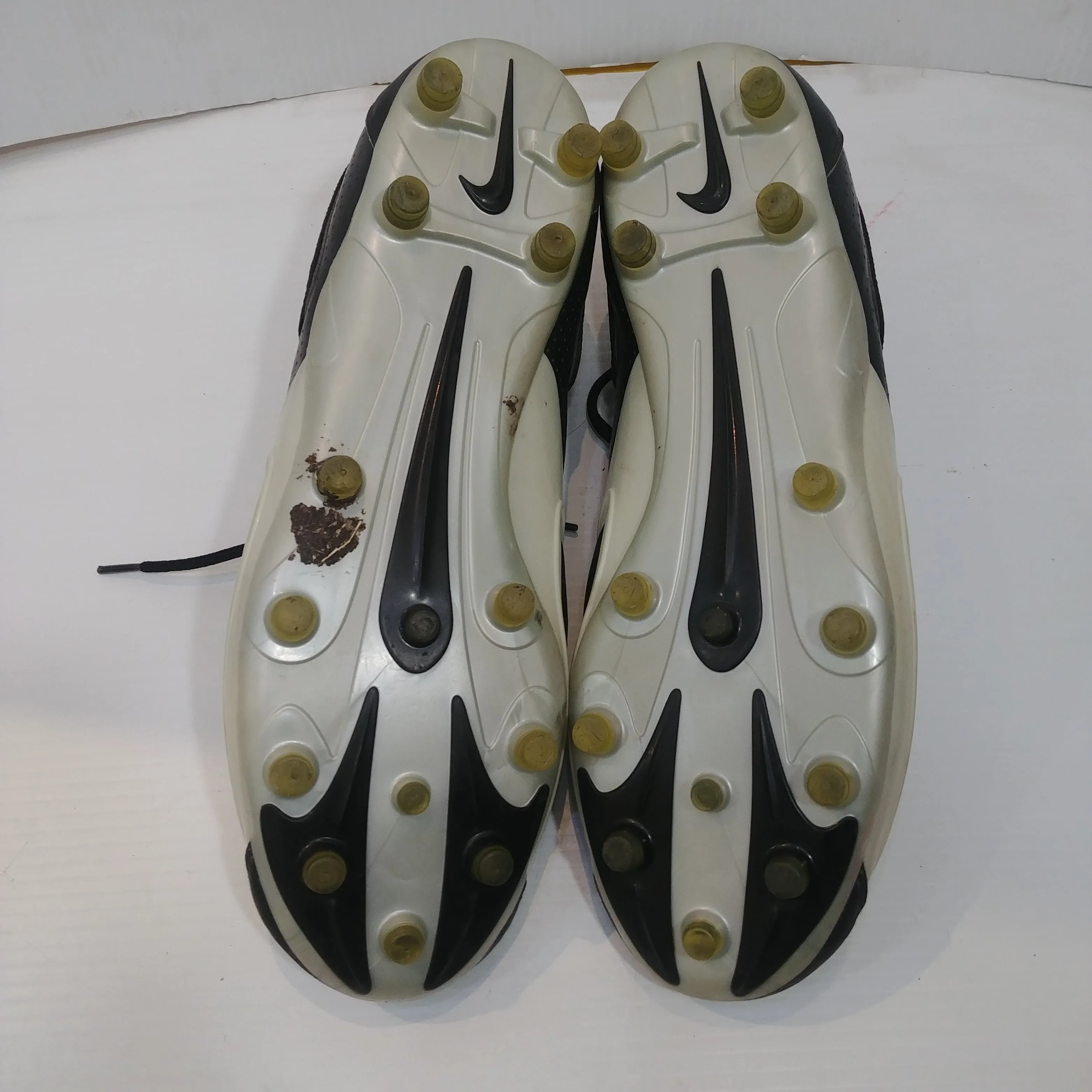 Nike Soccer Cleats - Men's 14 - Pre-owned (Z10588-B21)