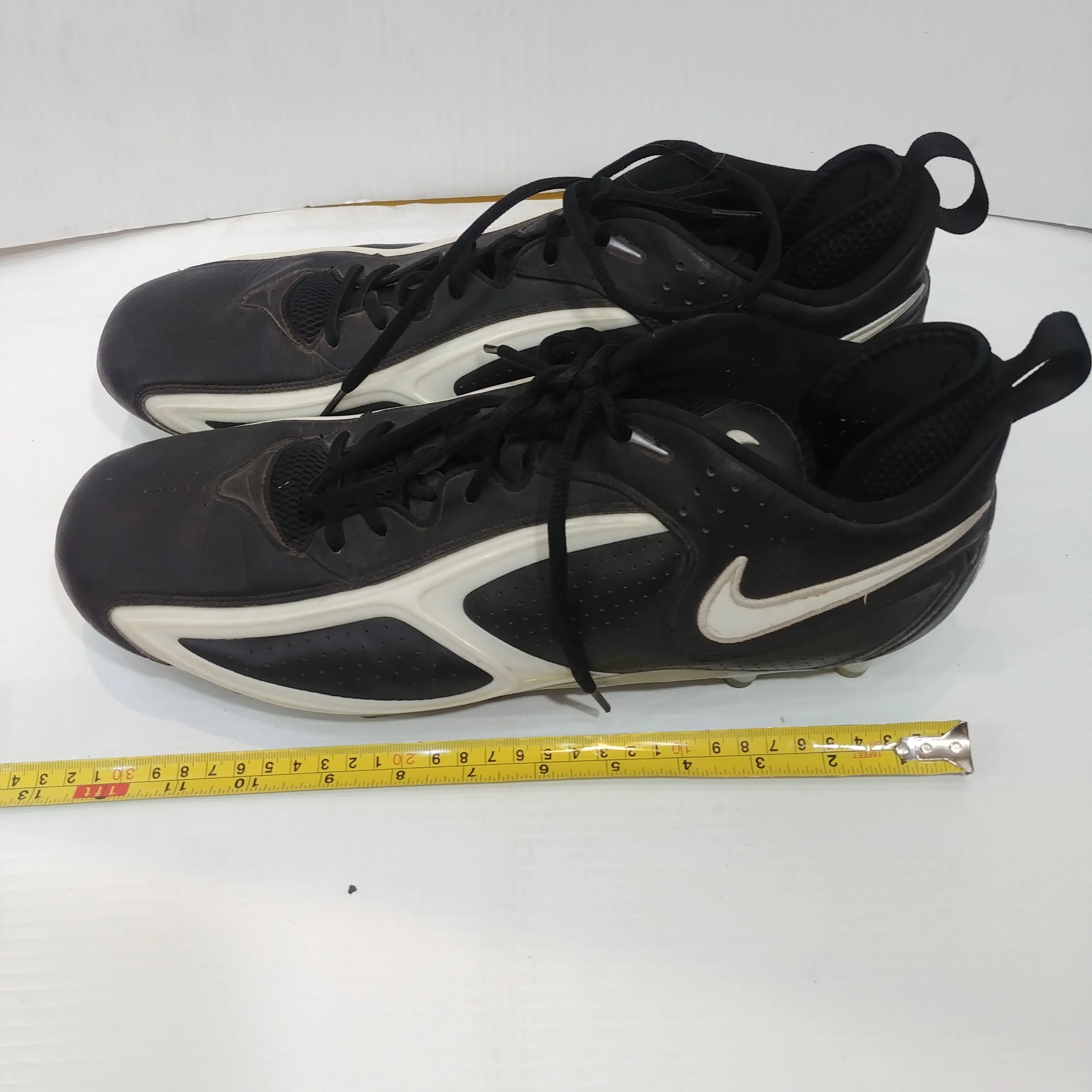 Nike Soccer Cleats - Men's 14 - Pre-owned (Z10588-B21)